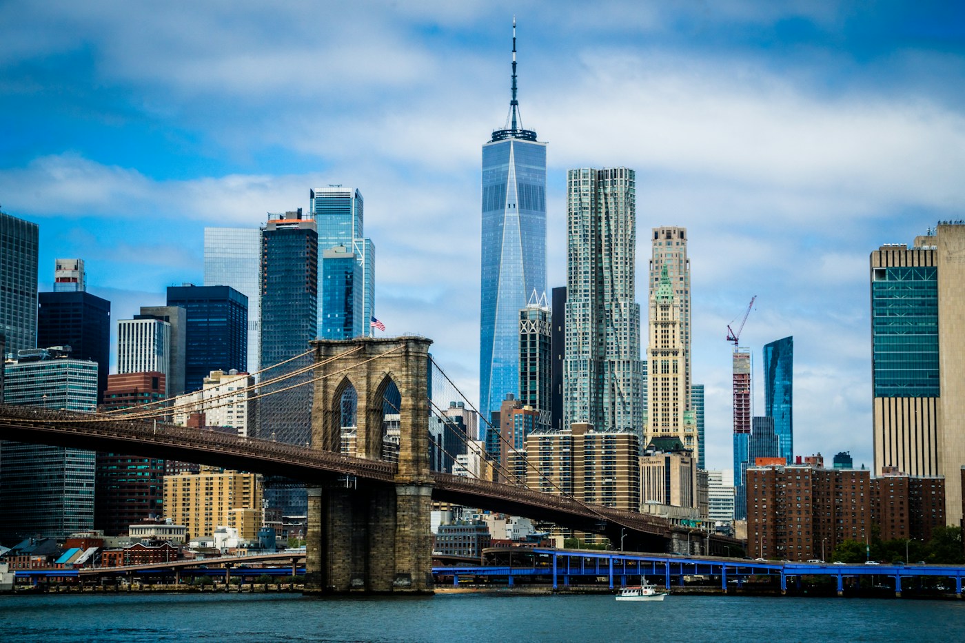 Mavi gökyüzü altında Brooklyn Köprüsü ve Manhattan, New York